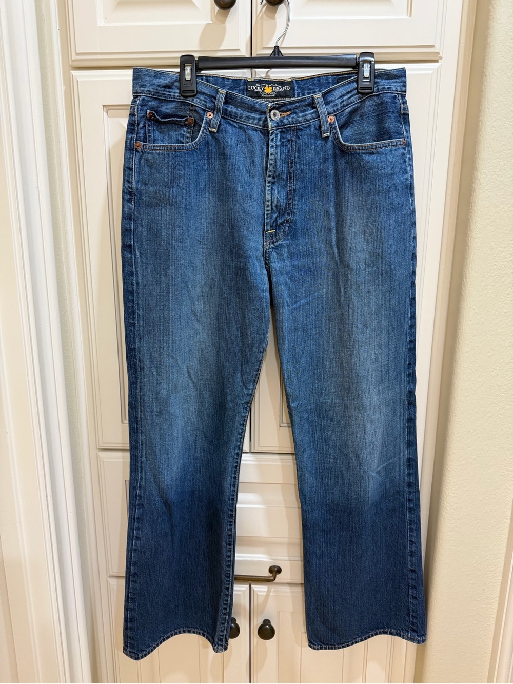 Lucky Brand Men's Relaxed Straight Jeans in Medium Blue Wash